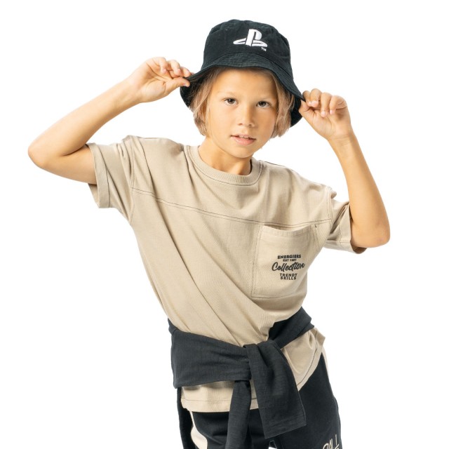 Κοντομάνικη μπλούζα με τυπωμένη τσέπη για αγόρι | ΑΜΜΟΣ