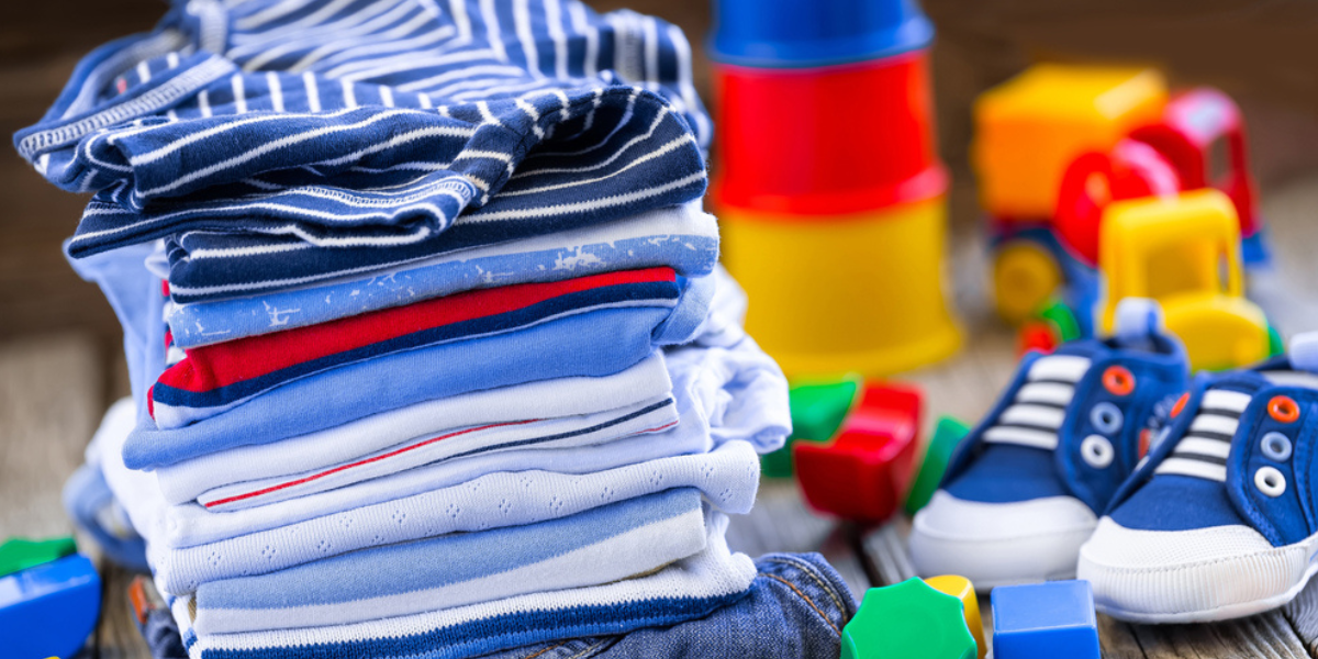 Αγορίστικα διπλωμένα παιδικά ρούχα