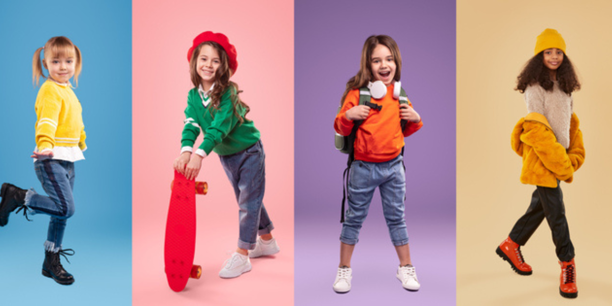 4 Κορίτσια ντυμένα με μοδάτα παιδικά ρούχα